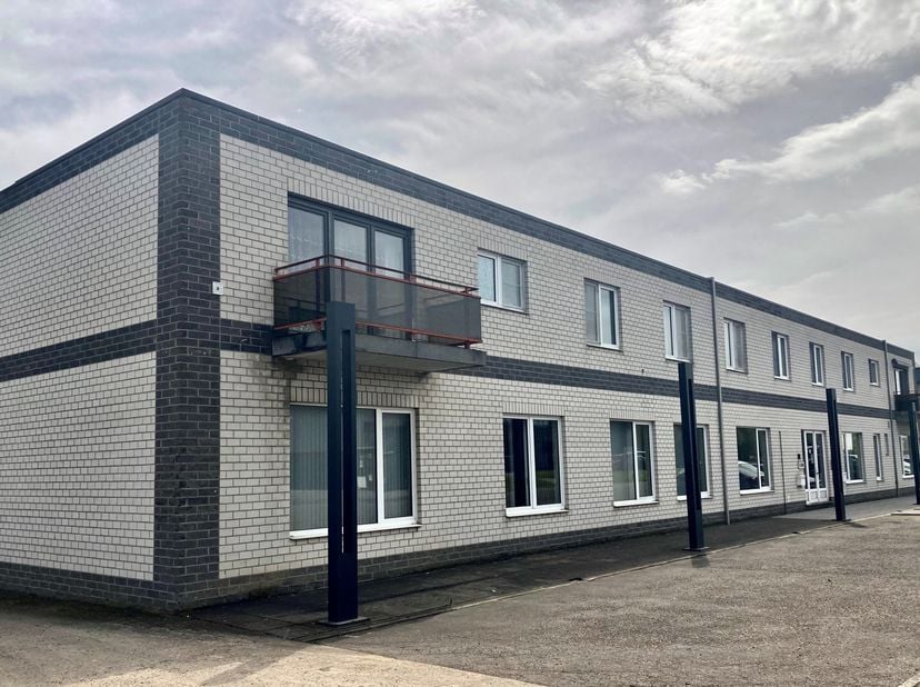 Gelijkvloerse kantoorruimte van 211 m² , waarvan 129 m² bureelruimte. Uitstekende locatie op het industrieterrein De Kolmen in Alken, vlakbij Hasselt